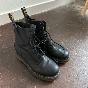 women’s dr. Martins black lace up boots sz 9